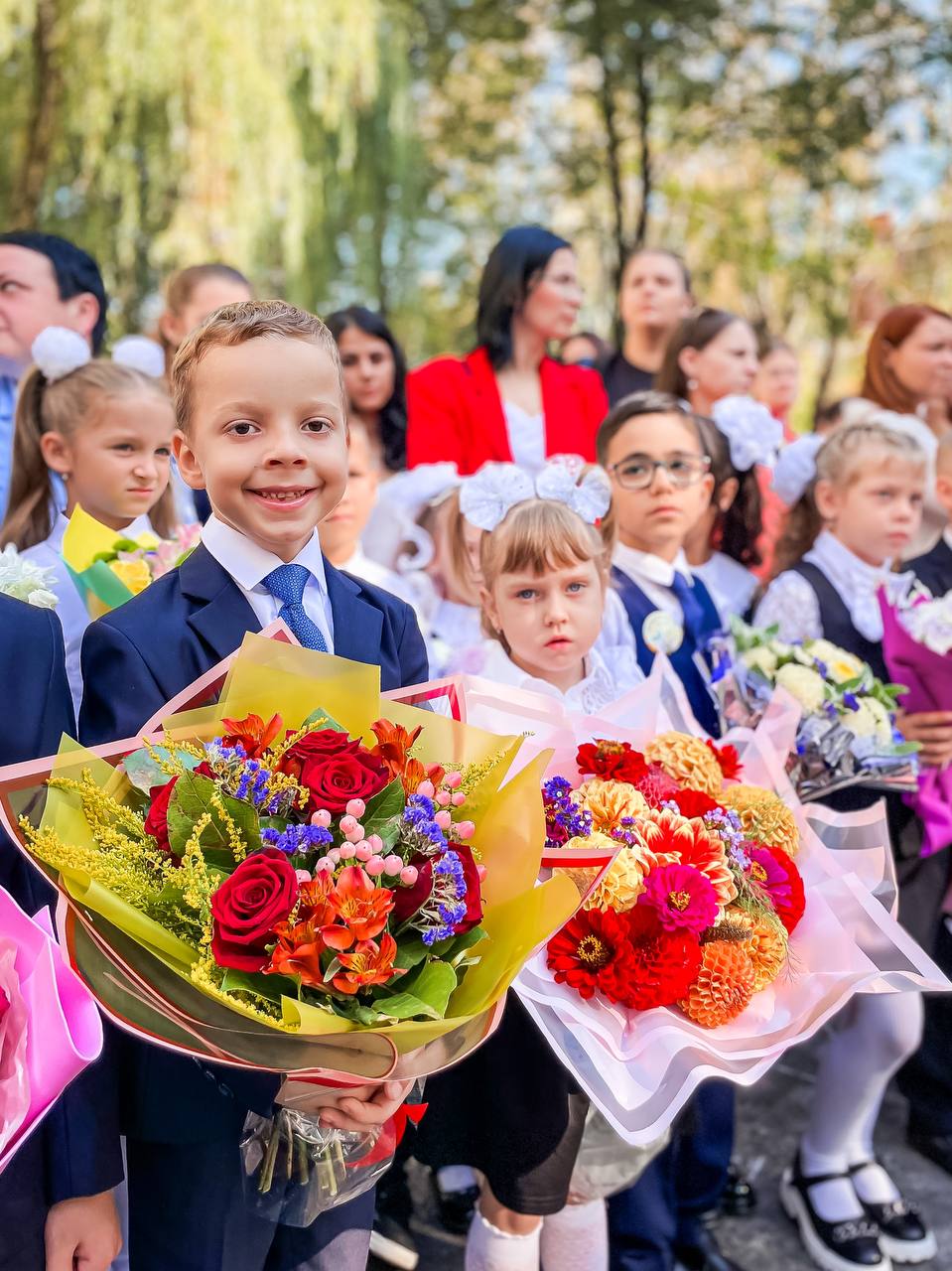 Встречает со школы